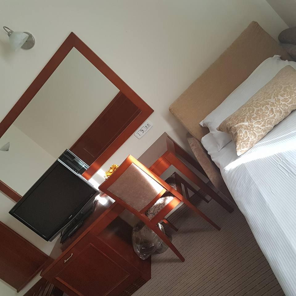 Hotel Cateski Dvorec Catez ob Savi Exterior photo